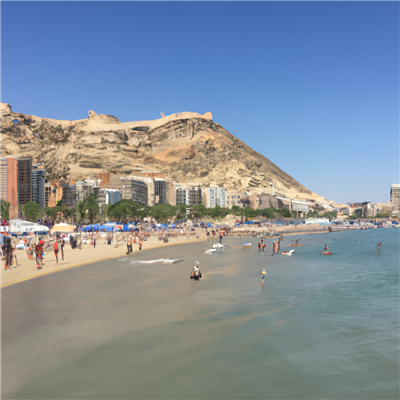 Het adembenemende El Postiguet strand in Alicante