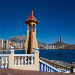 Verken de geschiedenis en charme van de oude toren van La Cala in Benidorm